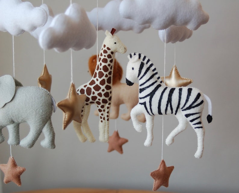 Baby mobile neutral animals Africa nursery mobile felt Africa safari giraffe, lion, zebra and elephant. Crib mobile moon and clouds mobile. zdjęcie 5