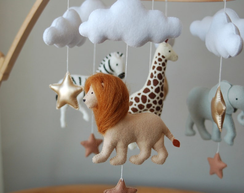 Baby mobile neutral animals Africa nursery mobile felt Africa safari giraffe, lion, zebra and elephant. Crib mobile moon and clouds mobile. zdjęcie 4