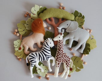 Baby Mobile Junge Tiere Afrika Kinderzimmer Mobile Filz Afrika Safari Zebra, Giraffe, Löwe und Elefant. Krippen mobile Monstera Blätter und Baum.