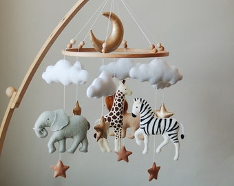 Baby mobile neutrale Tiere Afrika Kinderzimmer Filz Afrika Safari Giraffe, Löwe, Zebra und Elefant. Krippe Mobile Mond und Wolken Mobile.