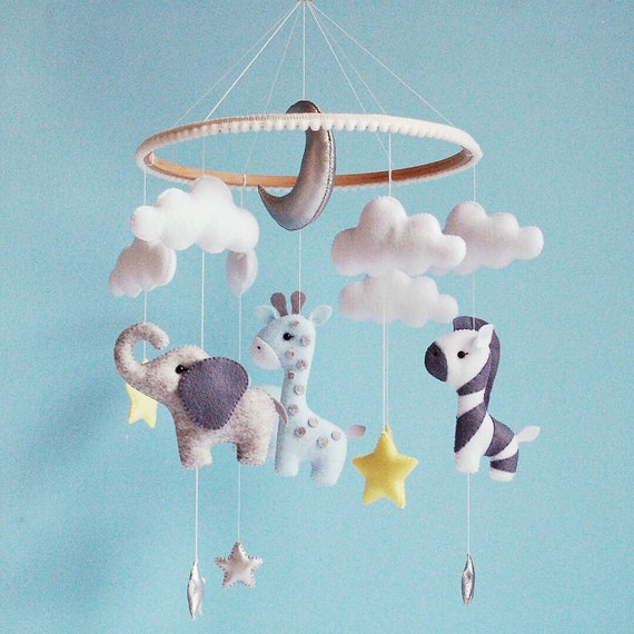 best colors for baby mobile