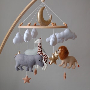Safari Baby Mobile | neutrale Tiere Afrika Kinderzimmer Filz Giraffe, Löwe, Nilpferd und Elefant. Krippen mobile Mond und Wolken Mobile.