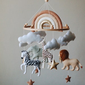 Safari baby mobile mit Regenbogen | neutrale Tiere Afrika Kinderzimmer Filz Afrika Giraffe, Löwe, Zebra, Elefant und Tiger, Wolken und Sterne.