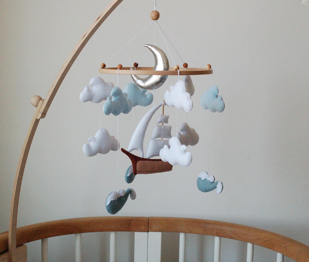Mobile Bébé En Bois Et Feutrine - Thème Baleines Et Océan Bleu Pour Lit, Parc Ou Poussette