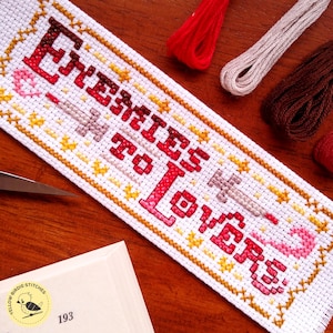 Patrón de marcapáginas de punto de cruz "De enemigos a amantes" (Descarga PDF)