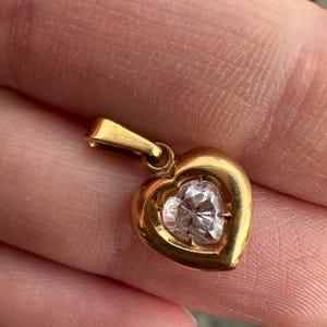 Colgante vintage de corazón de oro de 18 quilates y circonita cúbica. Regalo para novia.
