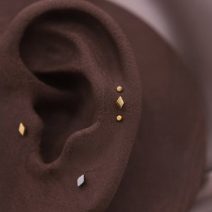 NEW ‣ BEATTI Tiny Flat Diamond Thread less Push Pin Labret Stud • Rhombus Cartilage earring • Tragus Helix Conch • Flat Back Earrings