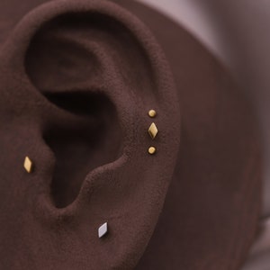 NOUVEAU ‣ Petit diamant plat BEATTI sans fil labret à épingles • Boucle d'oreille cartilage losange • Conque Tragus Helix • Boucles d'oreilles à dos plat