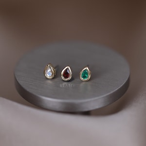Emma • Boucle d'oreille sans filetage à dos plat en pierres précieuses naturelles • Petite boucle d'oreille pour cartilage avec pierres précieuses en forme de larme • Clou à épingles