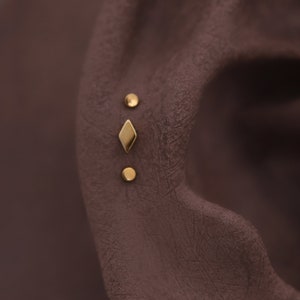 NEW BEATTI Tiny FlatDiamond Threadless Push Pin Labret Stud Rhombus Cartilage earring Tragus/Helix/Conch FlatBack Earrings 画像 1