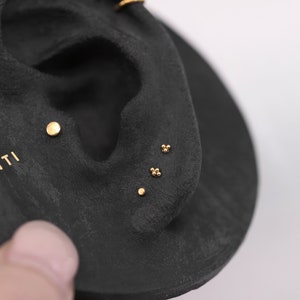 NOUVEAU ‣ 16G 1 mm Micro Tribead Cartilage Boucle d'oreille • Labret à dos plat avec filetage interne • Clou d'oreille Trinity • Labret sphérique de 1 mm