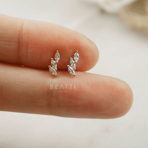 Tiny Leaf kraakbeen oorbel, Helix oorbel, tragus oorbel, tragus stud, cz stud piercing, triple cz stud, piercing sieraden