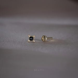 Bella • Petites boucles d'oreilles sans fil en spinelle noir taille rose • Argent sterling 925 avec spinelle noir • Tige en titane