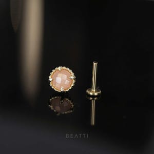 Rani • Clou d'oreille plat pêche en pierre de lune • Punaise sans filetage • Boucle d'oreille conque, hélice, tragus