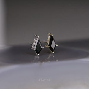 Siera • Or vermeil 14 carats, pierres précieuses naturelles, extrémités sans filetage • Spinelle noir • Argent sterling 925 avec or vermeil 14 carats • Montant arrière en titane