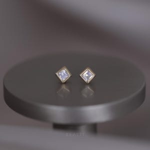 NEW ‣ Dora • BEATTI Rainbow Moonstone Threadless Ends 925 Silver Stud • 14K Gold Rose Gold• Titanium Back • Tragus • Helix • Conch Piercing