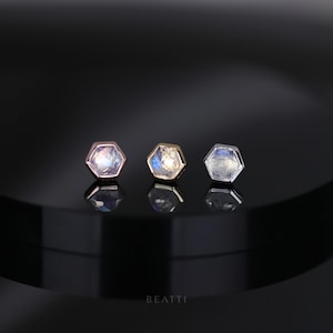 Aria • Extrémités sans filetage en pierre de lune arc-en-ciel • Boucles d'oreilles hexagonales à fond plat en pierres précieuses • Argent 925 • Or rose vermeil 14 carats • Tige en titane