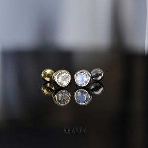NOUVEAUTÉ ‣ Hannah • Extrémités sans filetage en pierre de lune arc-en-ciel • Boucles d'oreilles en pierre de lune à l'arrière plat • Argent 925 • Or vermeil 14 carats • Tige en titane