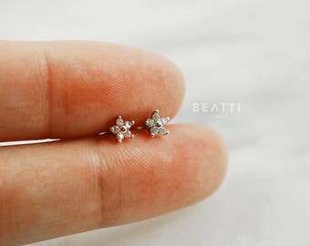Mini CZ Flower Piercing/Cartilage earring/Tragus stud/CZ piercing/CZ Stud/Helix/conch/Piercing