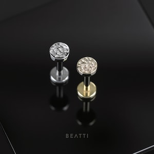 NOUVEAUTÉ Disque martelé sans filetage en or massif 14 carats Goujons à dos plat avec tige en titane • Piercing du cartilage hypoallergénique