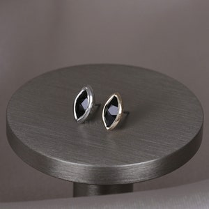 NOUVEAU ‣ Aura • Dos plat, pierres précieuses naturelles BEATTI, extrémités sans filetage • Spinelle noir • Argent sterling 925 • Or vermeil 14 carats • Titane