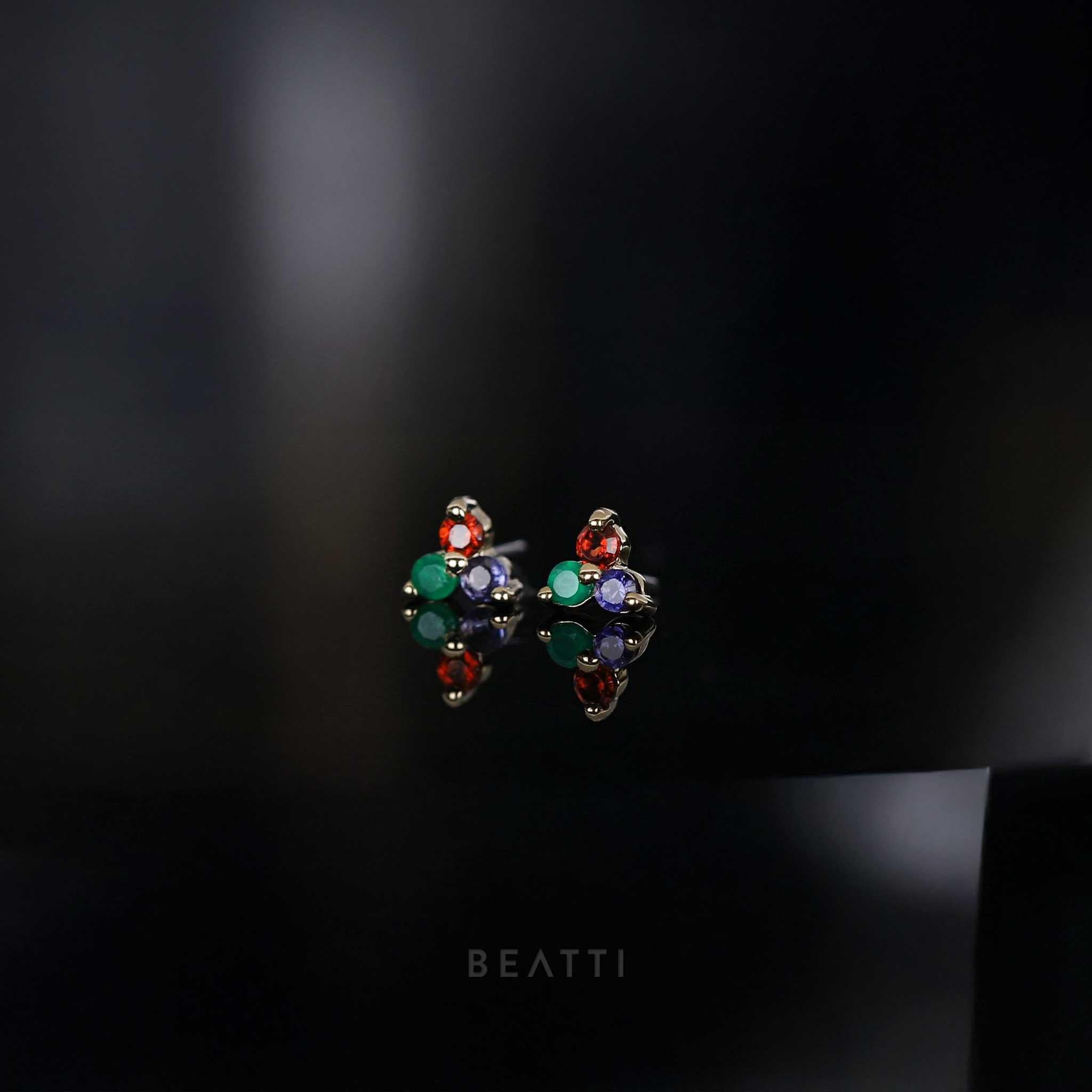 NUEVO ‣ Hiedra • Extremos sin rosca de piedras preciosas naturales súper diminutas • Aretes con parte posterior plana de piedras preciosas Trinity • Plata 925 bañada en oro vermeil de 14 quilates • Parte posterior de titanio