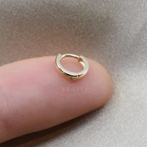 14K Solid Gold Tiny Huggie Hoop • 5 mm 6 mm Mini Hoop • Knorpel Clicker Ohrring