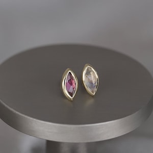 NOUVEAU ‣ Aura • Dos plat, pierres précieuses naturelles BEATTI, extrémités sans filet • Grenat rhodolite, pierre de lune • Argent 925 avec or vermeil 14 carats/titane