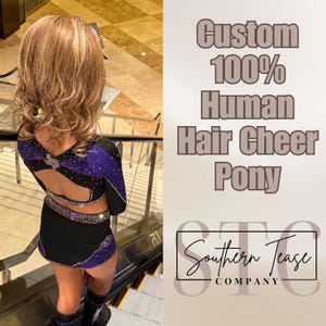 Puede incluir: Un uniforme de animadora con falda y top negros, acentuado con detalles morados y plateados. El top tiene una espalda con abertura. La imagen incluye el texto "Custom 100% Human Hair Cheer Pony" y el logotipo de Southern Tease Company.