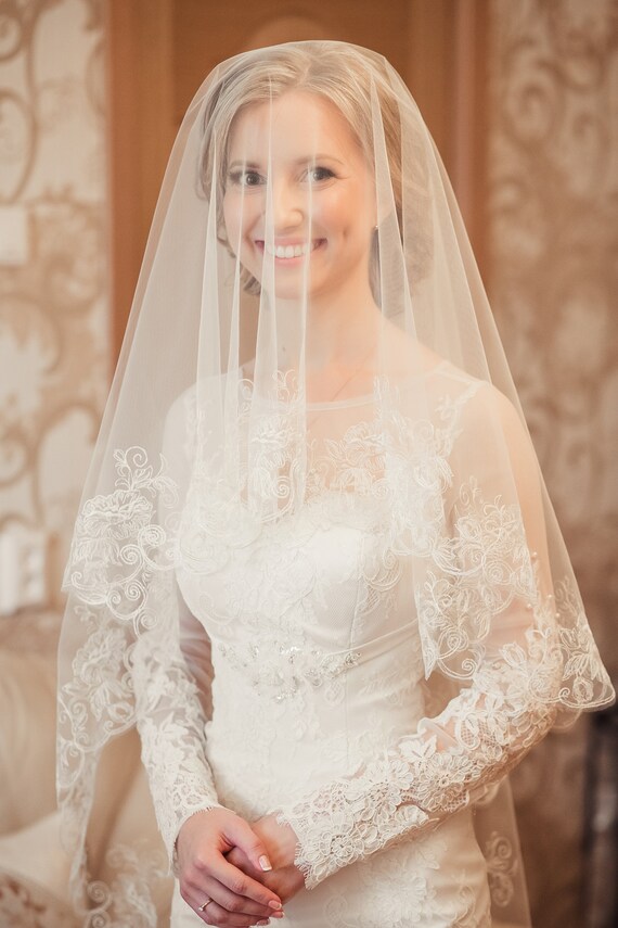 Two tier lace veil Clearance