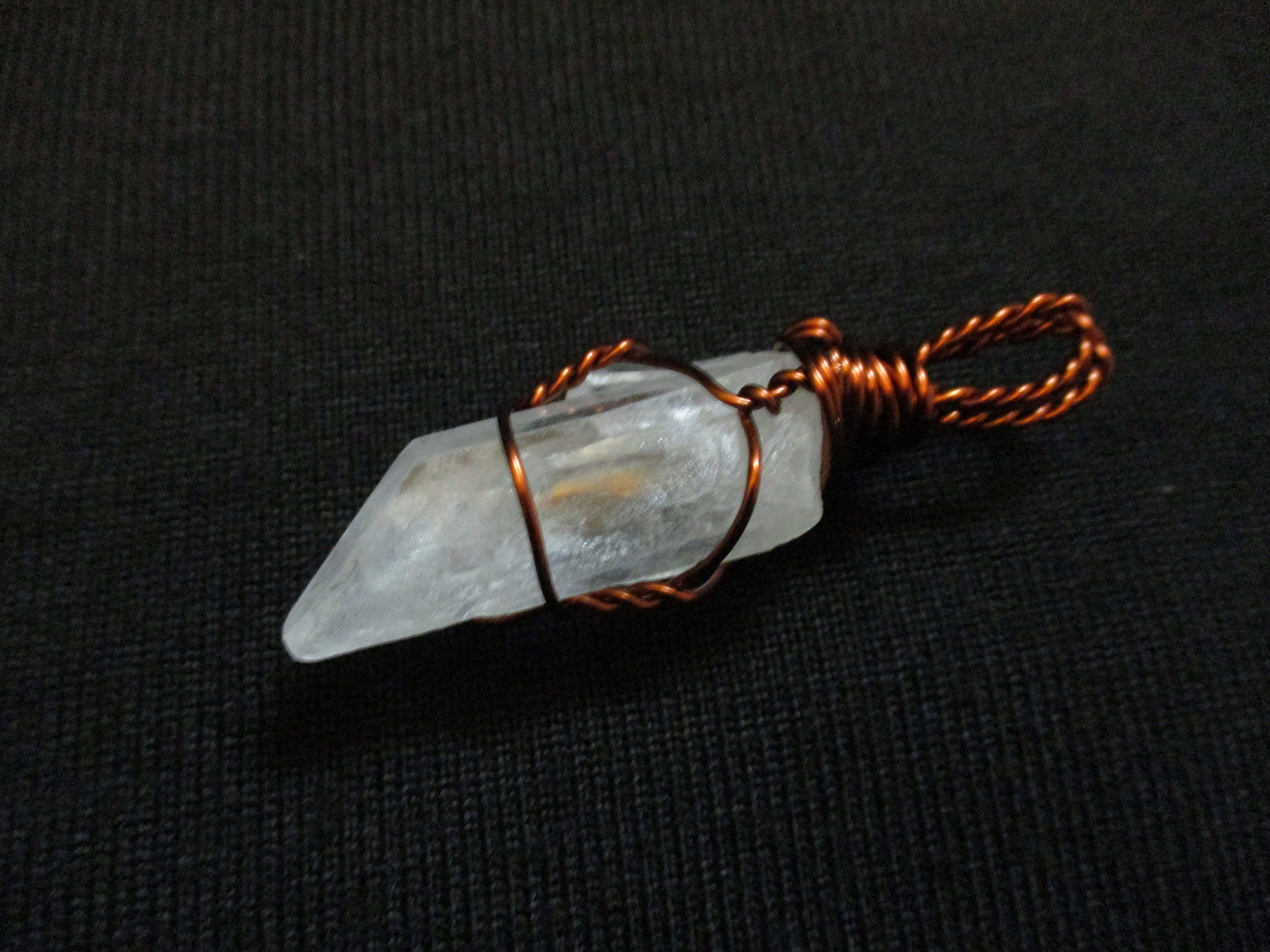 銅線で巻かれた水晶ペンダント 6284x - Etsy 日本