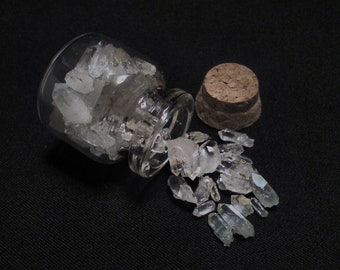 Points en cristal de quartz avec pot en verre 1243x