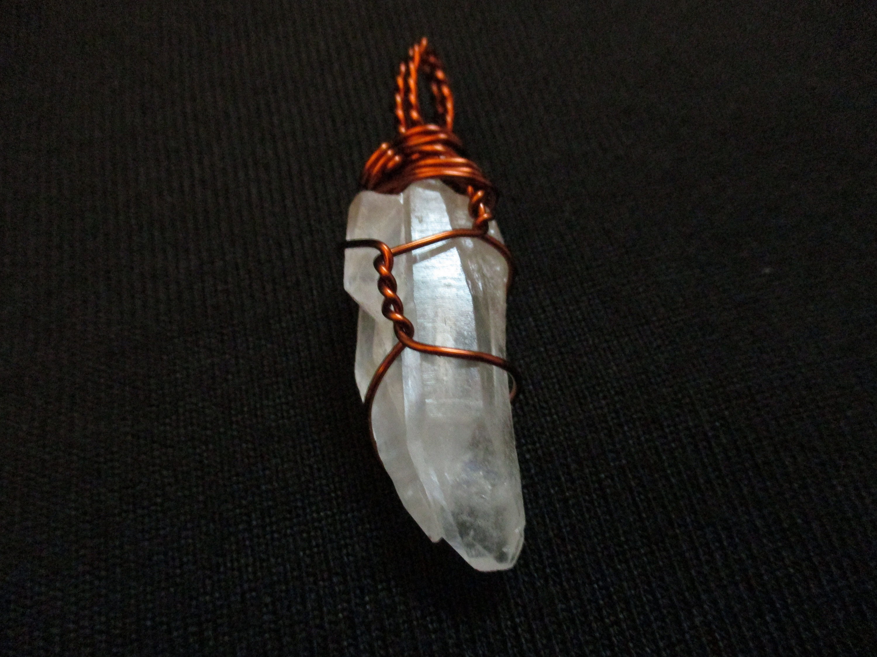 銅線で巻かれた水晶ペンダント 6284x - Etsy 日本