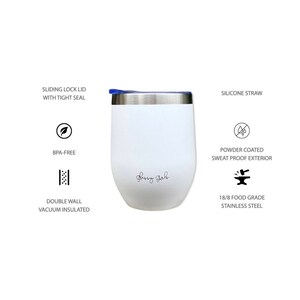 Puede incluir: Un vaso t&eacute;rmico de acero inoxidable blanco con tapa de cierre deslizante, doble pared con aislamiento al vac&iacute;o y una pajita de silicona. El vaso est&aacute; recubierto de polvo para un exterior a prueba de sudor y est&aacute; hecho de acero inoxidable 18/8 de calidad alimentaria. El vaso tiene el texto "Passy Golf" impreso en el lateral.