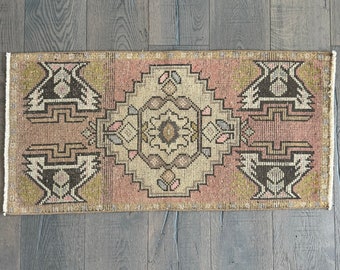 Small Pastel Turkish Wool Rug: Vintage Entryway Mat (3’3” x 1’8”)