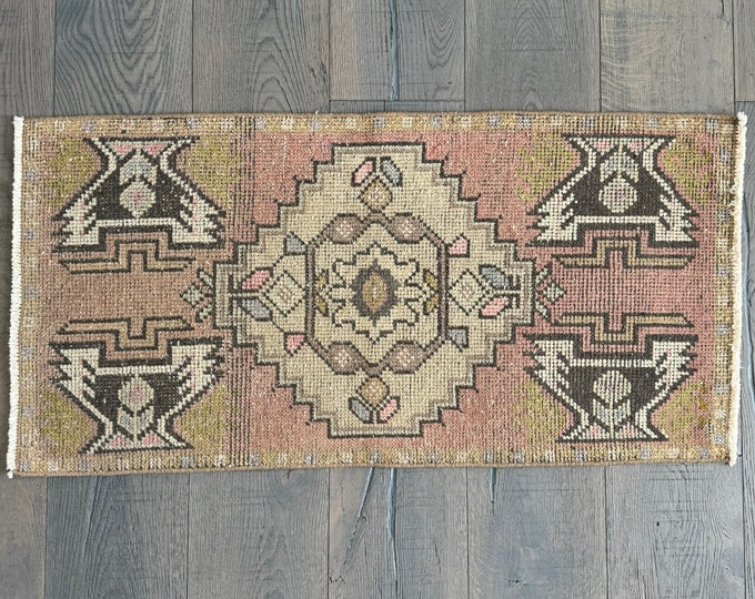 Small Pastel Turkish Wool Rug: Vintage Entryway Mat (3’3” x 1’8”)