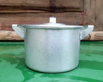 Aluminum casserole/ Vintage Kitchen