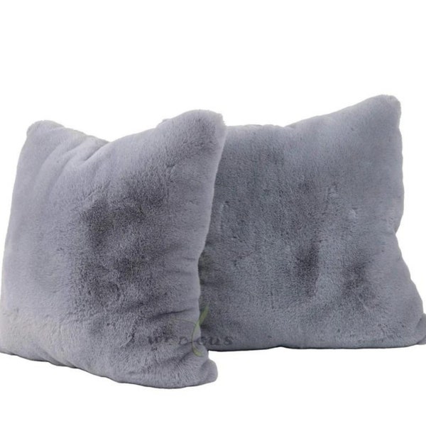 Housses de coussin laineux en fausse fourrure de lapin — lot de 2 taies de coussin décoratives, accessoire de décoration d'intérieur doux et confortable (18 x 18 po., gris clair)