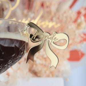 Graverad rosett-drinketikett | Speglad akryl | Cocktailrörare | Dryckesrörare | Anpassat tillbehör till möhippa och bröllop