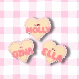 Insignia de nombre personalizada con forma de corazón, letra de burbuja, fuente gruesa, insignia de enfermería, insignia de maestro, etiqueta de trabajo, idea de regalo hecha a mano, hecha a medida
