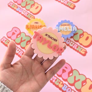 Insignias personalizadas con forma de corazón, letra de burbuja, fuente gruesa, insignia de enfermería, insignia de maestro, etiqueta de trabajo, ideas de regalos hechos a mano, hecho a medida