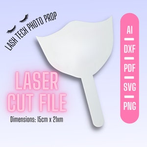 Op de afbeelding: Een wit lasergesneden bestand van een paar lippen met een stok. Het bestand is beschikbaar in de formaten AI, DXF, PDF, SVG en PNG. De afmetingen zijn 15 cm x 21 cm. LASH TECH PHOTO PROP LASER CUT FILE