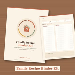 Könnte beinhalten: Ein Familienrezept-Ordner-Set mit einem cremefarbenen Einband, einem Haus-Symbol und dem Text Family Recipe Binder Kit sowie einer Rezeptvorlage mit Feldern für Zutaten, Zubereitung und eine Familienbewertung.