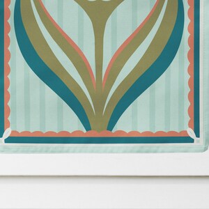 Peut inclure: Un drapeau de jardin d&eacute;coratif avec un motif floral stylis&eacute;. Le drapeau a un fond bleu clair avec des rayures verticales. Le motif floral comprend des couleurs sarcelle, vert olive et corail. Le drapeau est encadr&eacute; d'une bordure festonn&eacute;e.