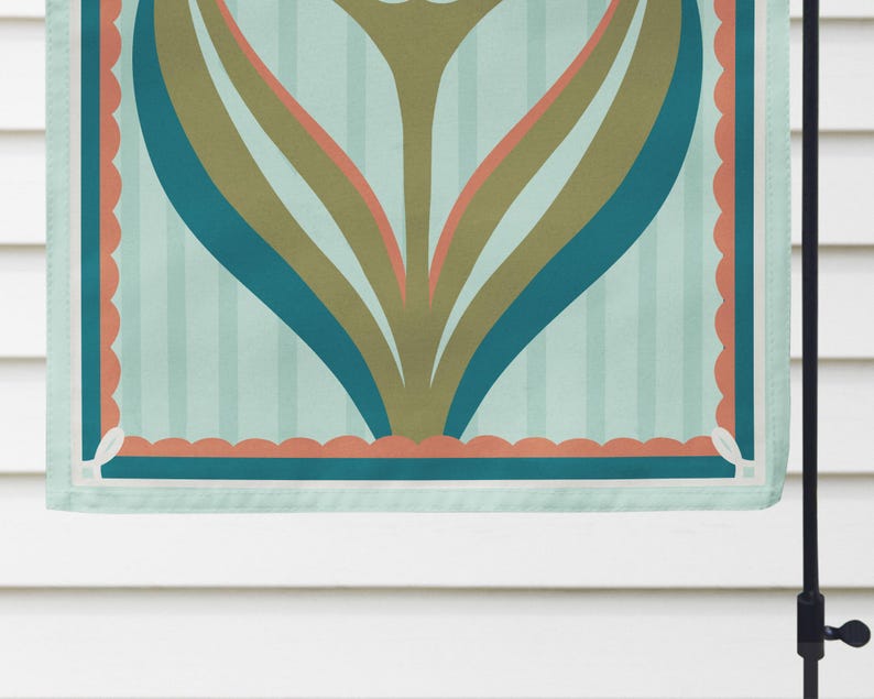Peut inclure: Un drapeau de jardin d&eacute;coratif avec un motif floral stylis&eacute;. Le drapeau a un fond bleu clair avec des rayures verticales. Le motif floral comprend des couleurs sarcelle, vert olive et corail. Le drapeau est encadr&eacute; d'une bordure festonn&eacute;e.