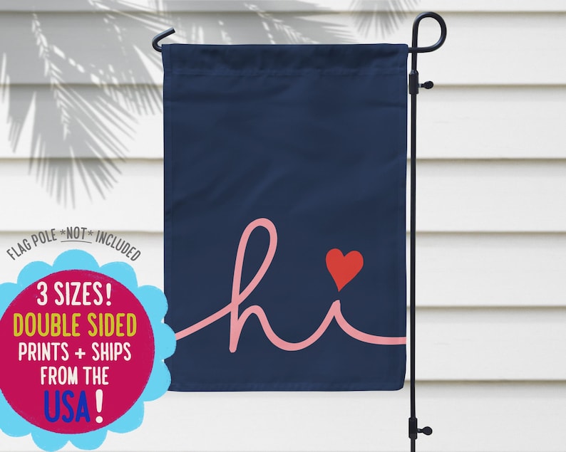 Pode incluir: Uma bandeira de jardim azul marinho com a palavra "hi" em escrita rosa e um cora&ccedil;&atilde;o vermelho. A bandeira tem o texto "3 tamanhos! Impress&otilde;es dupla face + envios dos EUA!" em um c&iacute;rculo rosa e azul.