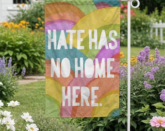 Puede incluir: Una bandera de jardín colorida con un diseño de arcoíris y el texto "Hate Has No Home Here."