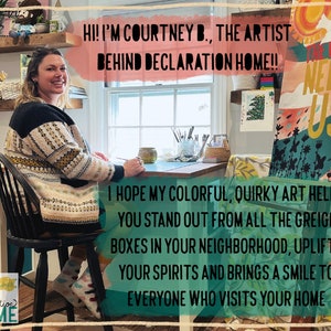 Pode incluir: Uma mulher sentada numa secret&aacute;ria com o texto "HI! I'M COURTNEY B., THE ARTIST BEHIND DECLARATION HOME!!" e "I HOPE MY COLORFUL, QUIRKY ART HELPS YOU STAND OUT FROM ALL THE GREIGE BOXES IN YOUR NEIGHBORHOOD, UPLIFTS YOUR SPIRITS AND BRINGS A SMILE TO EVERYONE WHO VISITS YOUR HOME". Uma pintura colorida no fundo.