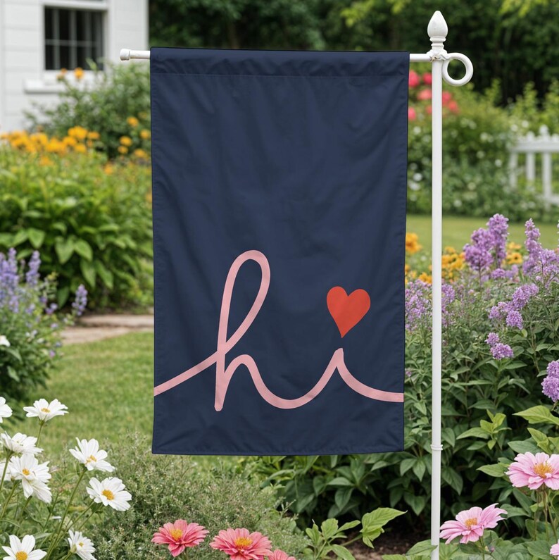 Pode incluir: Uma bandeira de jardim azul marinho com a palavra "hi" em it&aacute;lico rosa claro e um pequeno cora&ccedil;&atilde;o vermelho. A bandeira &eacute; exibida ao ar livre em um jardim, montada em um poste branco.