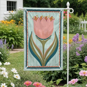 Peut inclure: Un drapeau de jardin avec un motif de tulipe rose. La tulipe a des accents orange et jaune, avec des feuilles vertes et bleu sarcelle. Le drapeau a un fond bleu clair avec des rayures verticales et une bordure festonn&eacute;e. Le drapeau est affich&eacute; sur un support en m&eacute;tal blanc dans un jardin.